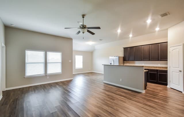 4-bedroom rental at 11811 Wolf Canyon in San Antonio, TX — photo 4