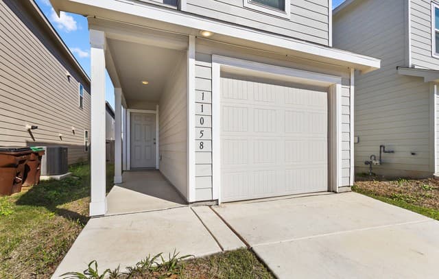 3-bedroom rental at 11058 Tree Line in San Antonio, TX — photo 2