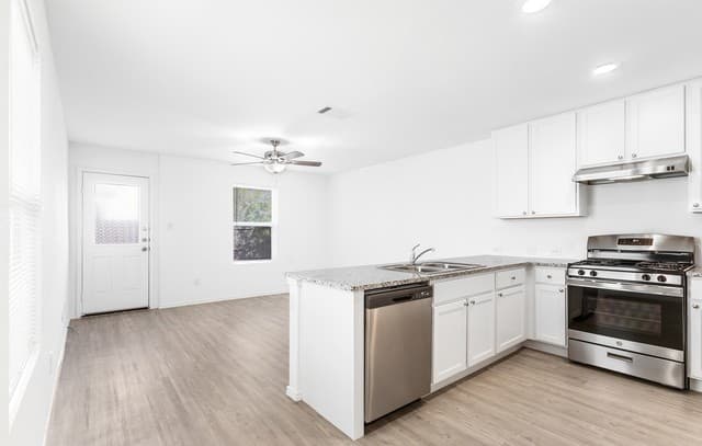 3-bedroom rental at 11058 Tree Line in San Antonio, TX — photo 3