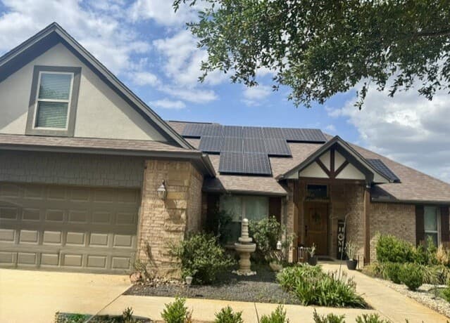 5-bedroom rental at 157 W Medium Meadow Dr in Lytle, TX — photo 2