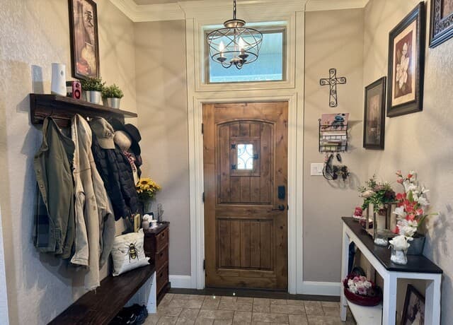 5-bedroom rental at 157 W Medium Meadow Dr in Lytle, TX — photo 3