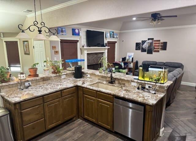5-bedroom rental at 157 W Medium Meadow Dr in Lytle, TX — photo 4