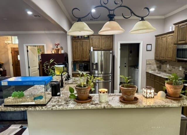 5-bedroom rental at 157 W Medium Meadow Dr in Lytle, TX — photo 5