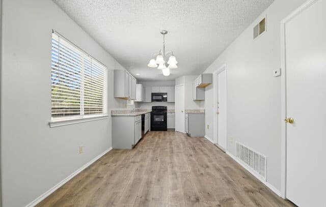 3-bedroom rental at 7266 Shadow Rdg in San Antonio, TX — photo 4