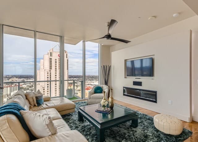 2-bedroom rental at 610 E Market Unit UNIT 2702 in San Antonio, TX — photo 2