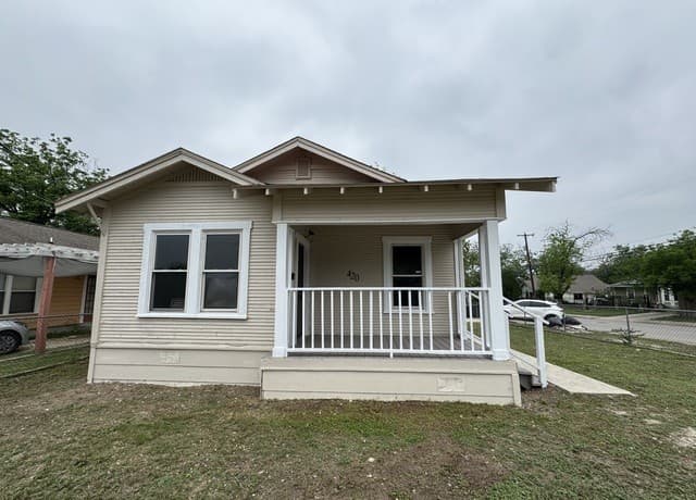 2-bedroom rental at 420 Clark Ave in San Antonio, TX — photo 2
