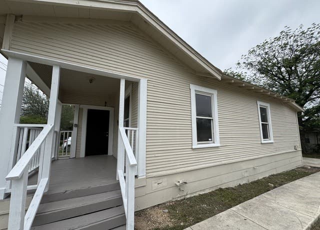 2-bedroom rental at 420 Clark Ave in San Antonio, TX — photo 3