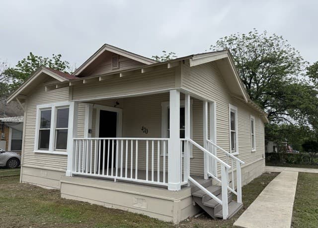 2-bedroom rental at 420 Clark Ave in San Antonio, TX — photo 4