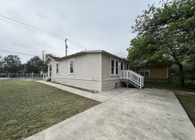 2-bedroom rental at 420 Clark Ave in San Antonio, TX — photo 5