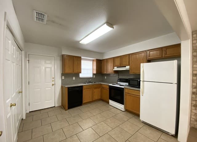 2-bedroom rental at 1209 W Goodwin Unit A in Pleasanton, TX — photo 2