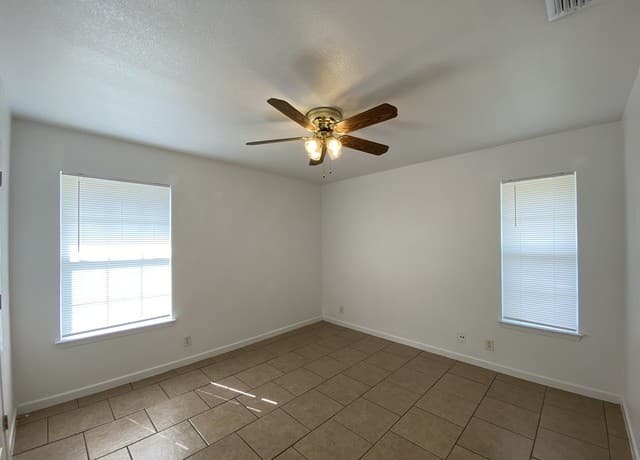 2-bedroom rental at 1209 W Goodwin Unit A in Pleasanton, TX — photo 3