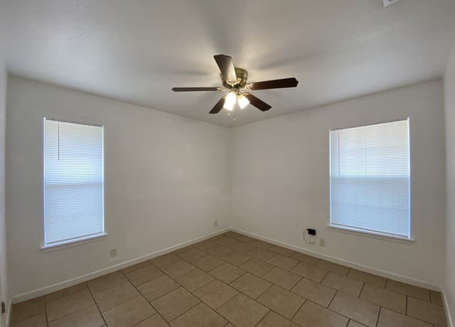 2-bedroom rental at 1209 W Goodwin Unit A in Pleasanton, TX — photo 5