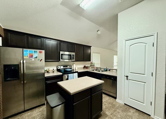3-bedroom rental at 7138 Sunny Day in San Antonio, TX — photo 2