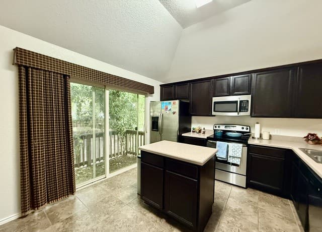 3-bedroom rental at 7138 Sunny Day in San Antonio, TX — photo 3