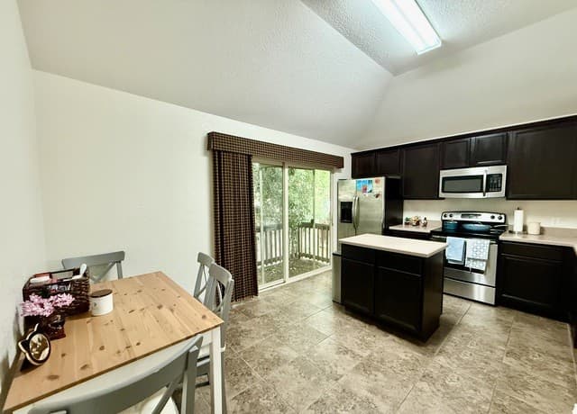 3-bedroom rental at 7138 Sunny Day in San Antonio, TX — photo 4