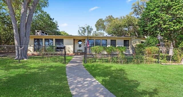 3-bedroom rental at 1049 Ivy Ln in Terrell Hills, TX — photo 2