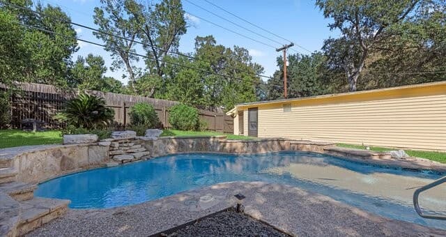 3-bedroom rental at 1049 Ivy Ln in Terrell Hills, TX — photo 3