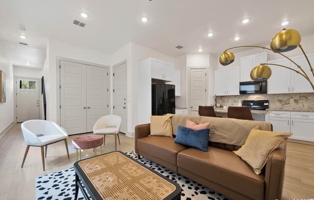 3-bedroom rental at 5142 Kelwood St Unit 104 in San Antonio, TX — photo 2