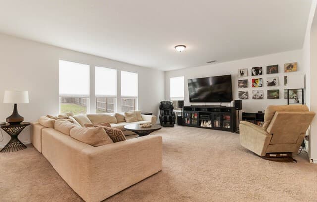 5-bedroom rental at 3508 Silver Set in San Antonio, TX — photo 4