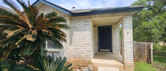 3-bedroom rental at 15902 Walnut Creek in San Antonio, TX — photo 2