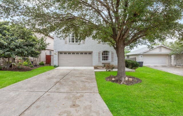 4-bedroom rental at 10438 Tiger Fld in San Antonio, TX — photo 3