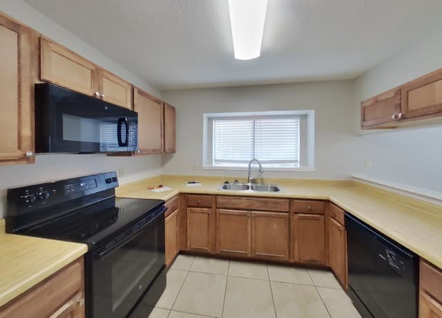 3-bedroom rental at 8058 Pioneer Trail in San Antonio, TX — photo 5