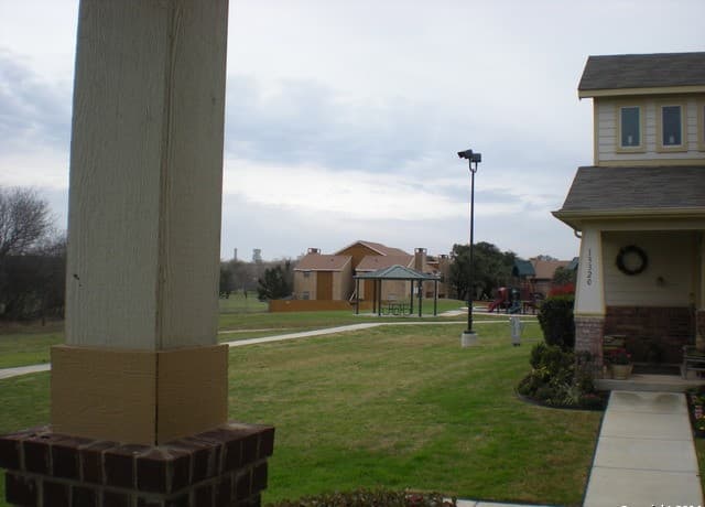 3-bedroom rental at 13330 Bristow Dawn in San Antonio, TX — photo 2