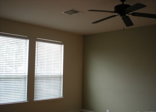 3-bedroom rental at 13330 Bristow Dawn in San Antonio, TX — photo 3