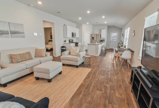 3-bedroom rental at 10518 Egremont in San Antonio, TX — photo 2