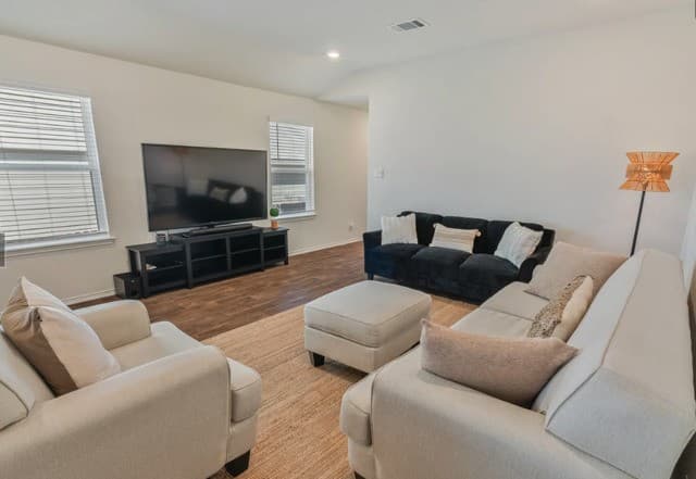 3-bedroom rental at 10518 Egremont in San Antonio, TX — photo 3
