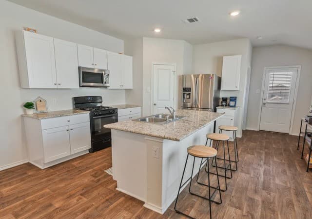 3-bedroom rental at 10518 Egremont in San Antonio, TX — photo 4