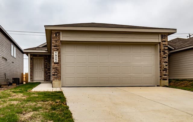 4-bedroom rental at 7922 Biggio Ln in Converse, TX — photo 3