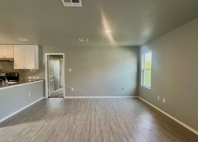 3-bedroom rental at 10239 Robbins in San Antonio, TX — photo 4