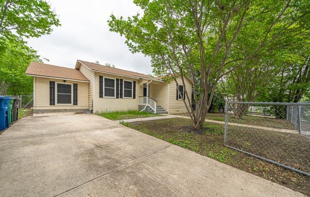 3-bedroom rental at 2313 Texas Ave in San Antonio, TX — photo 2