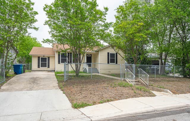3-bedroom rental at 2313 Texas Ave in San Antonio, TX — photo 3