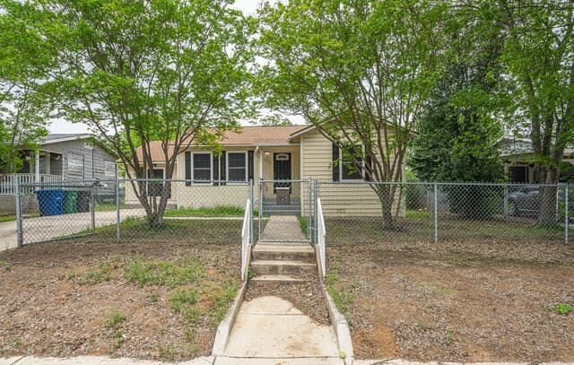 3-bedroom rental at 2313 Texas Ave in San Antonio, TX — photo 4