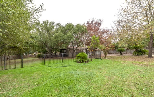 3-bedroom rental at 4750 View Dr in San Antonio, TX — photo 2