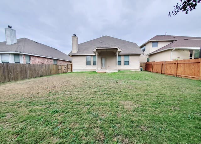 5-bedroom rental at 11927 Jasmine Way in San Antonio, TX — photo 3