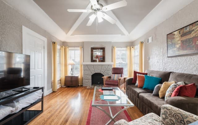2-bedroom rental at 1630 W Mulberry Ave in San Antonio, TX — photo 4
