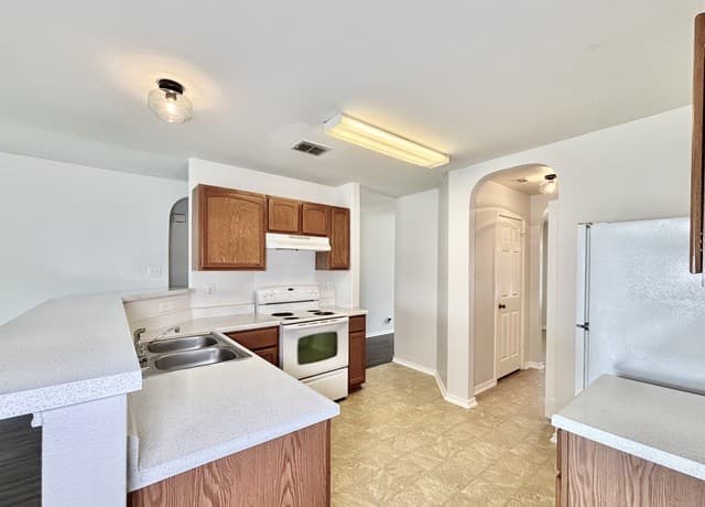 3-bedroom rental at 6926 Opal Clfs in Converse, TX — photo 3