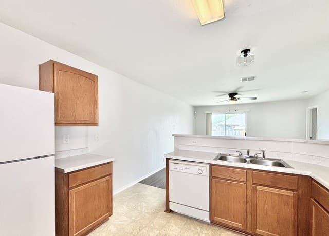 3-bedroom rental at 6926 Opal Clfs in Converse, TX — photo 4