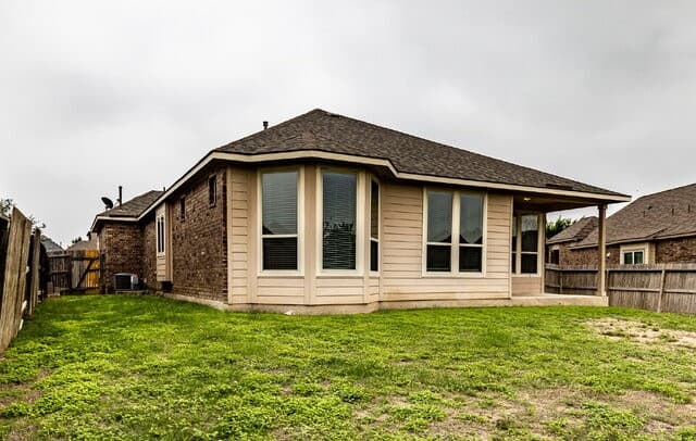 3-bedroom rental at 8205 Limerick Fls in San Antonio, TX — photo 4
