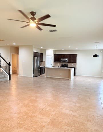 5-bedroom rental at 9010 Phoenix in Converse, TX — photo 2