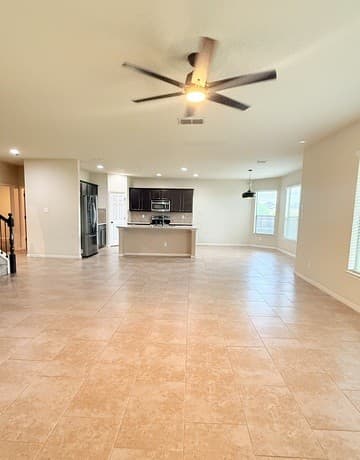 5-bedroom rental at 9010 Phoenix in Converse, TX — photo 3