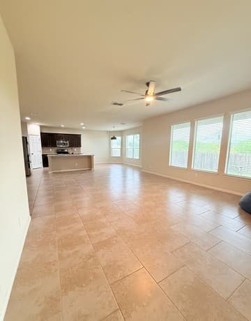 5-bedroom rental at 9010 Phoenix in Converse, TX — photo 4