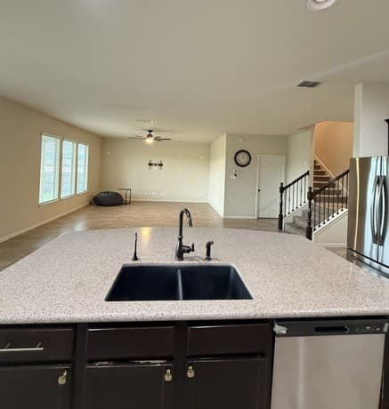 5-bedroom rental at 9010 Phoenix in Converse, TX — photo 5