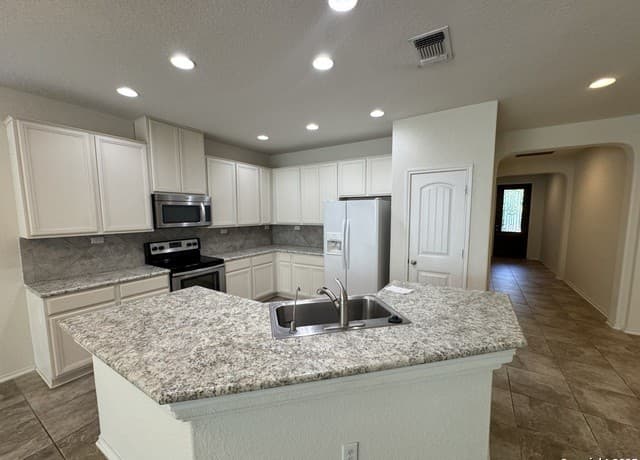 3-bedroom rental at 128 Landmark in Cibolo, TX — photo 4