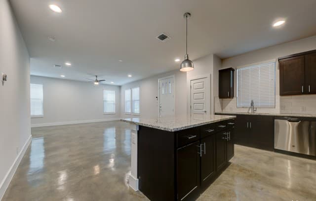 2-bedroom rental at 200 Melrose Pl Unit 300 in San Antonio, TX — photo 2