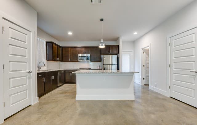 2-bedroom rental at 200 Melrose Pl Unit 300 in San Antonio, TX — photo 4