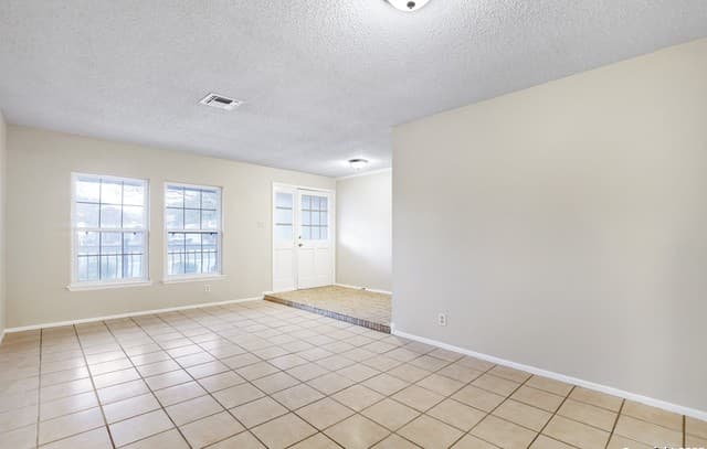4-bedroom rental at 8138 Raritan St in San Antonio, TX — photo 3